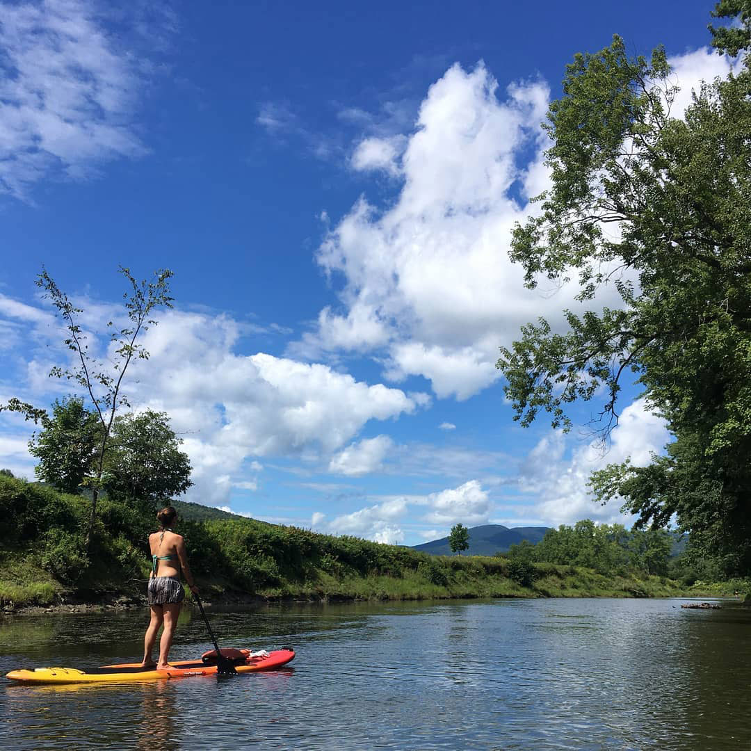 10 endroits parfaits où faire du paddle board au Québec cet été