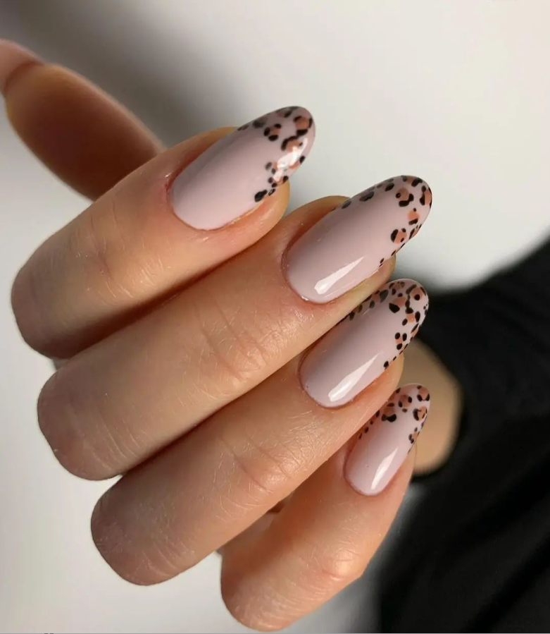 Les motifs animaliers tendance manucure été 2022