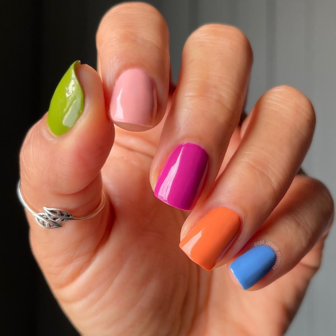 Un doigt, une couleur tendance manucure été 2022