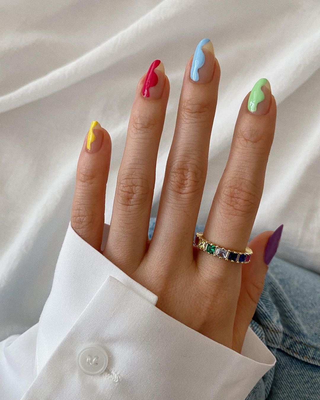 Les vagues colorées tendance manucure été 2022