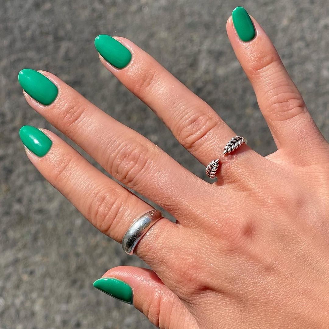 Le vernis à ongles vert tendance manucure été 2022