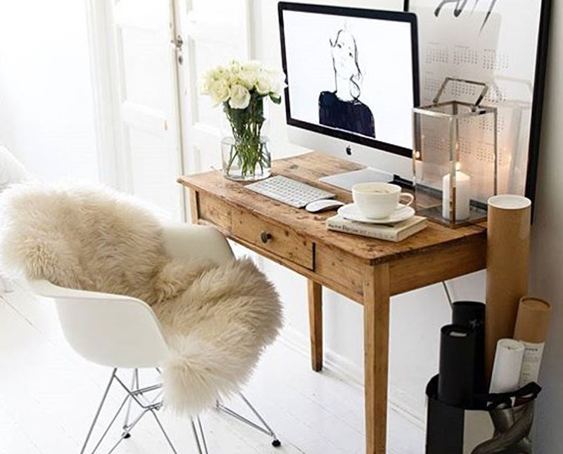 Bureau de travail blanc et lumineux