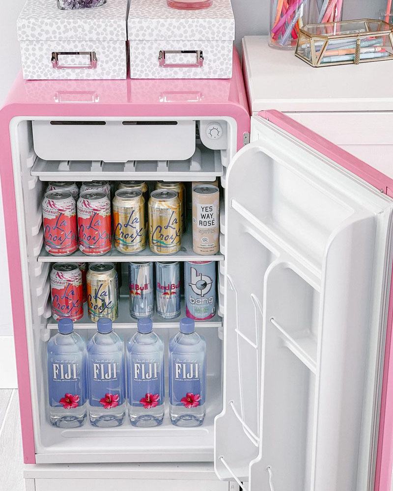 Mini réfrigérateur rose bonbon