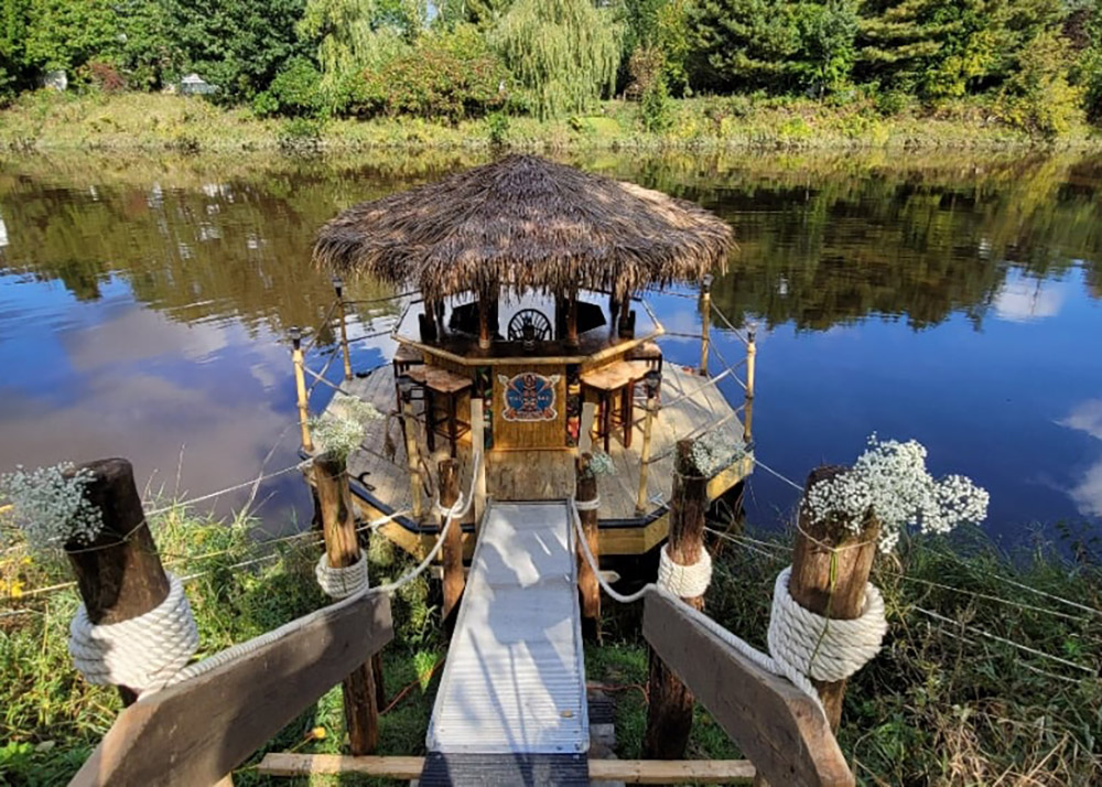 Une entreprise d'ici fabrique des bars tikis flottants