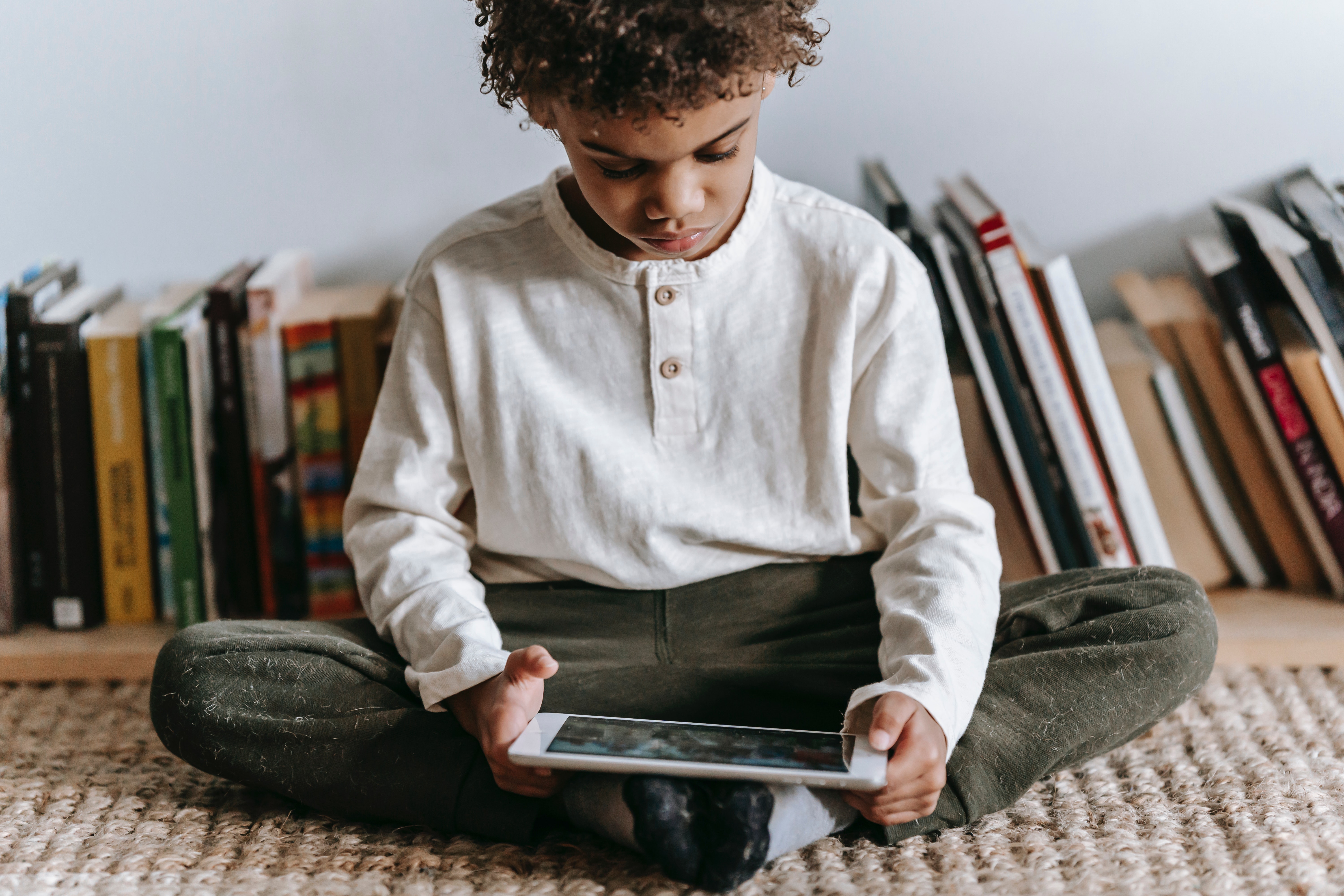 Enfant qui joue avec une tablette électronique