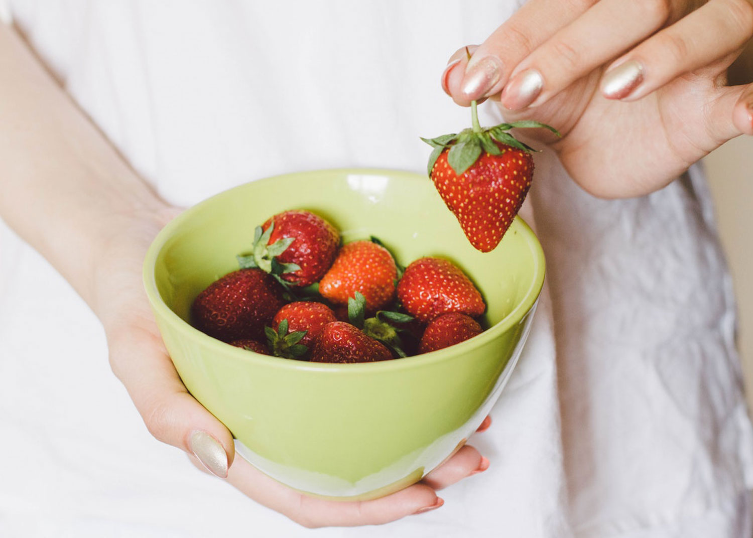 bol de fraises à éviter pour conserver dents blanches