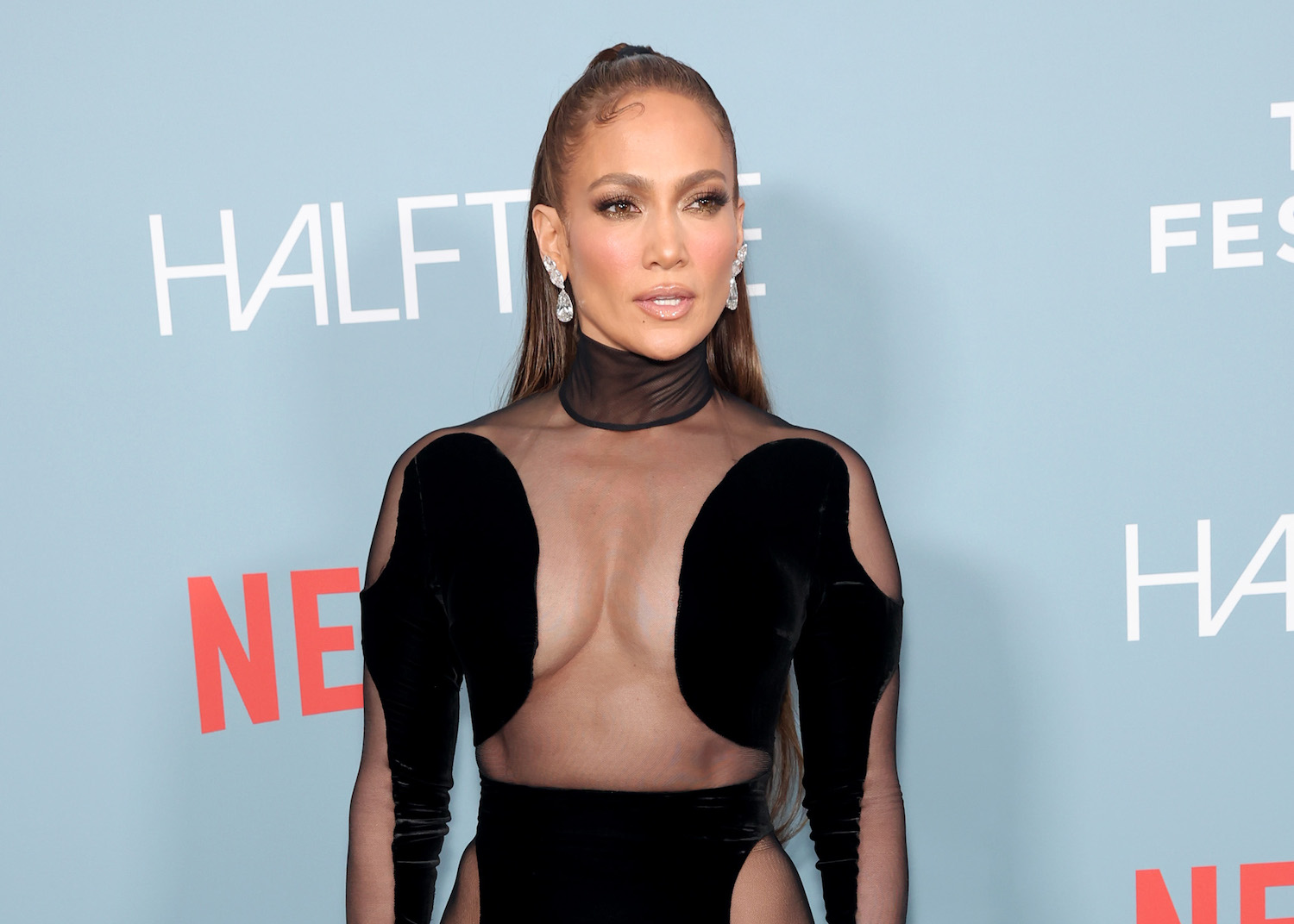 8 fois où Jennifer Lopez a adopté la robe à découpe pour dévoiler ses abdos d'enfer