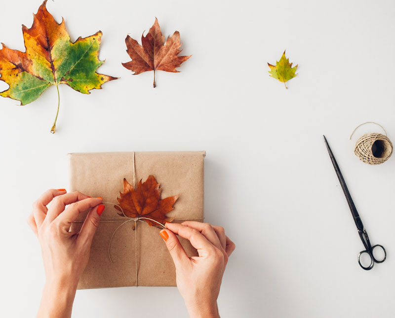 Emballage cadeau avec feuilles d'automne