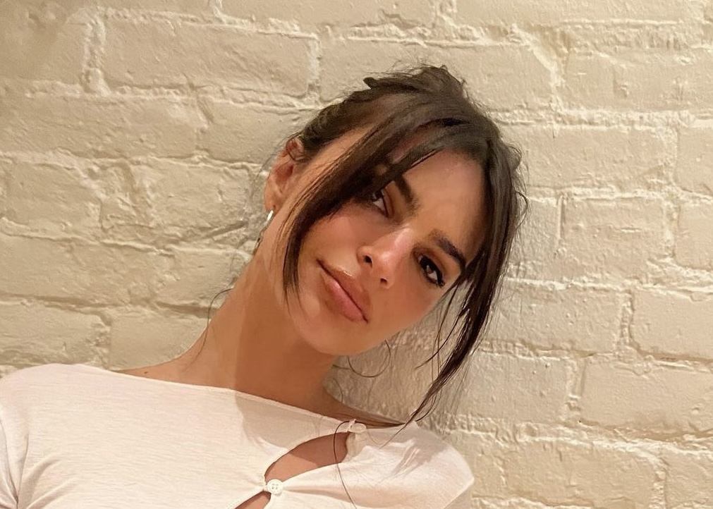 Emily Ratajkowski adopte le gilet à découpe et c'est très, très hot
