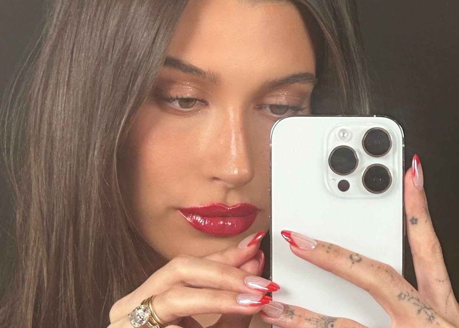 Arrêtez tout : Hailey Bieber s'est fait couper les cheveux et c'est sublime!