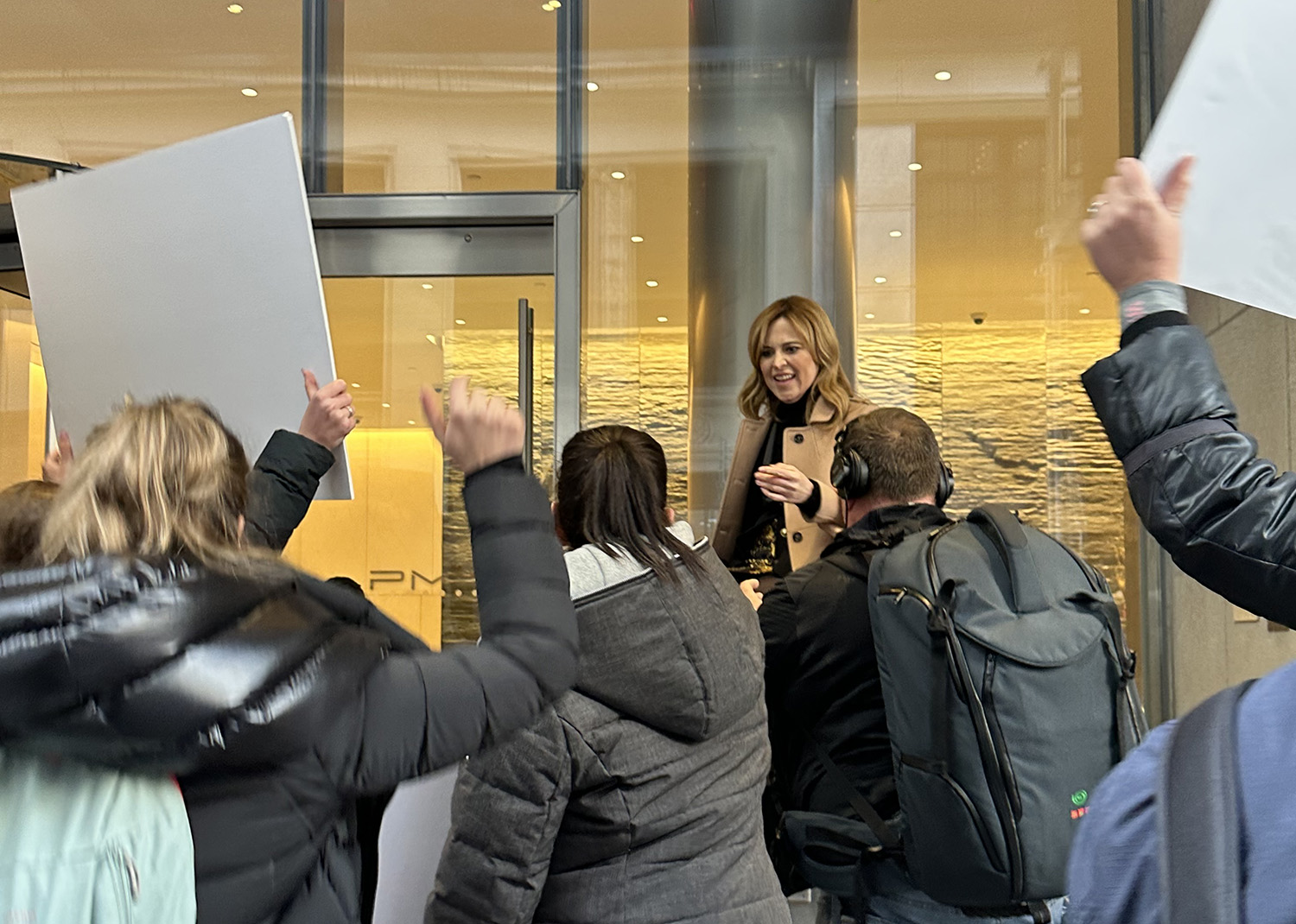 Julie Snyder est partie manifester à New York, voici pourquoi!