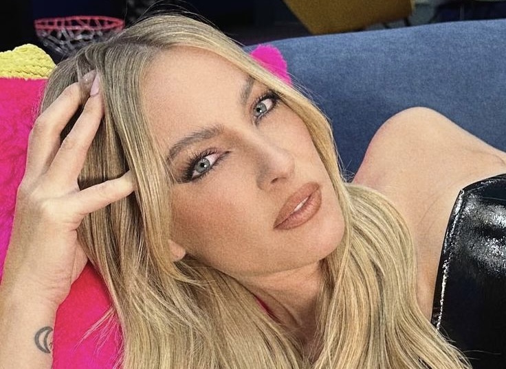 Marie-Mai pose dans un crop top en cuir moulant et elle est époustouflante