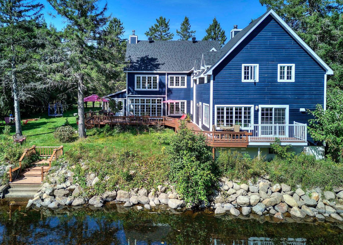 Vous rêvez de cohabiter avec votre meilleure amie? Cette maison 2-en-1 risque de vous intéresser!