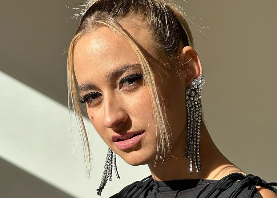 Éléonore Lagacé envoûtante dans un look entièrement lacé