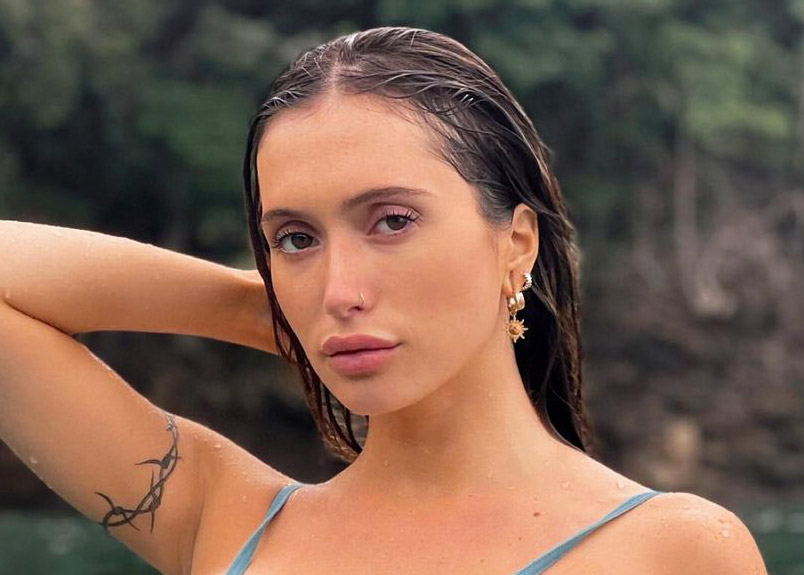 Lysandre Nadeau très sexy pour présenter la nouvelle collection de lunettes de son chum