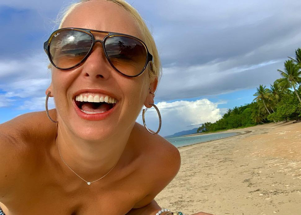 Mariloup Wolfe rayonne en petite robe soleil au Mexique