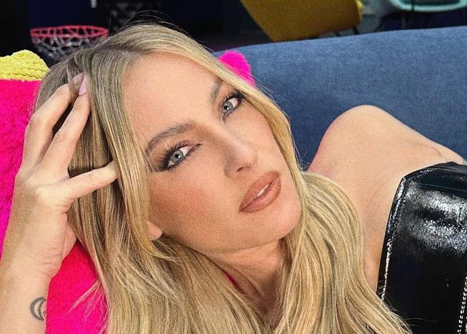 En haut lacé et minijupe de cuir, Marie-Mai est plus sexy que jamais dans cette vidéo