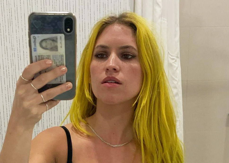 Claudia Bouvette pousse l'audace au max dans un haut en filet multicolore