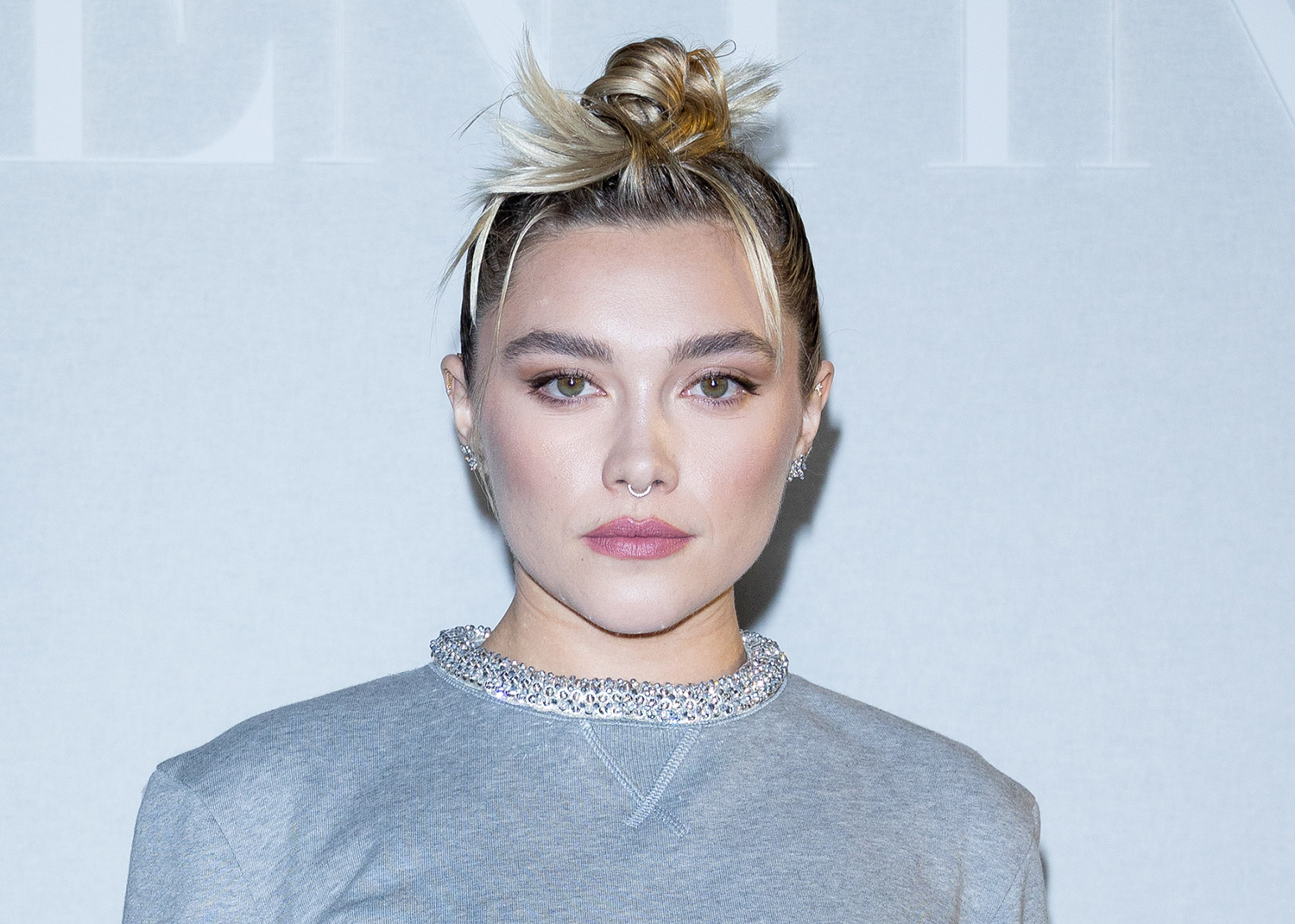 Florence Pugh repousse les limites de l'audace dans une jupe transparente dévoilant son string