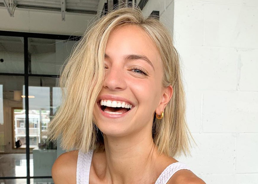 Ludivine épate la toile dans une robe en poils à découpes