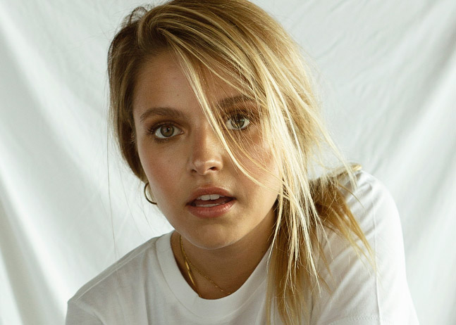 Sarah-Jeanne Labrosse ose un look edgy et c'est plus que réussi!