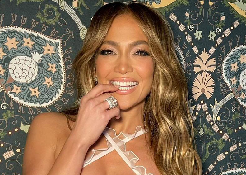 Jennifer Lopez fait monter la température dans un maillot ultra échancré