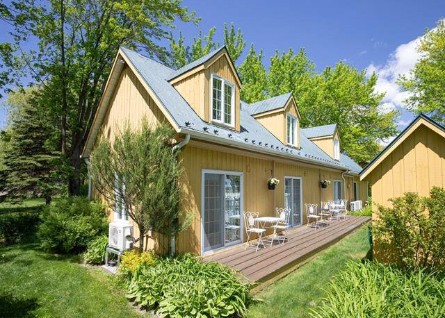 Cette propriété à revenus entourée de vergers pourrait être à vous pour 899 000$