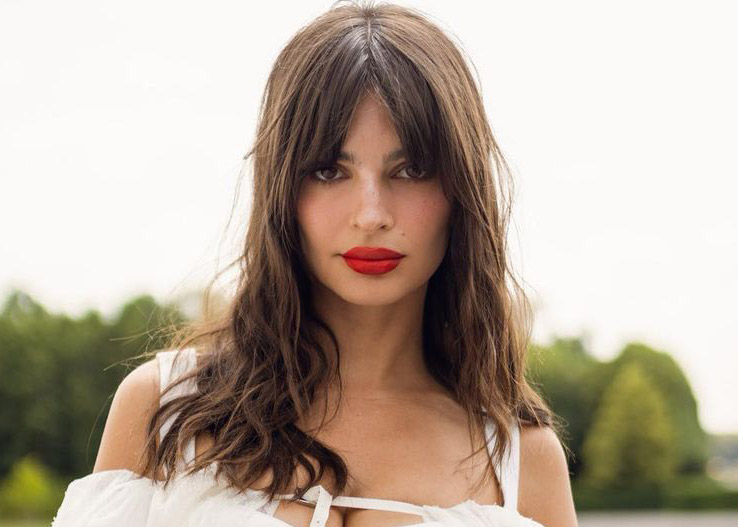 Emily Ratajkowski fait le party en lingerie transparente et laisse peu de place à l'imagination