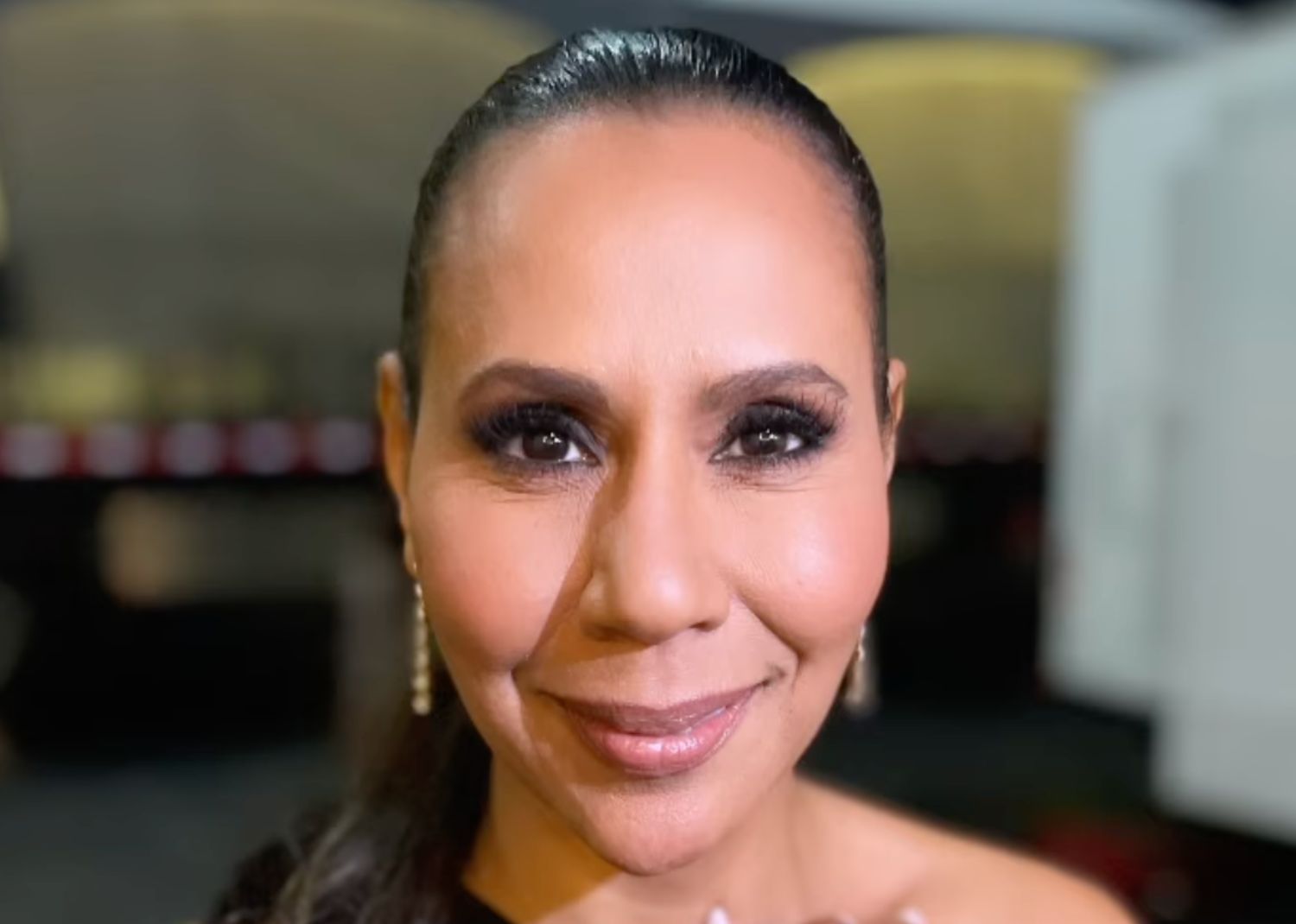 Isabelle Racicot fait sensation dans cette robe noire asymétrique pour ...