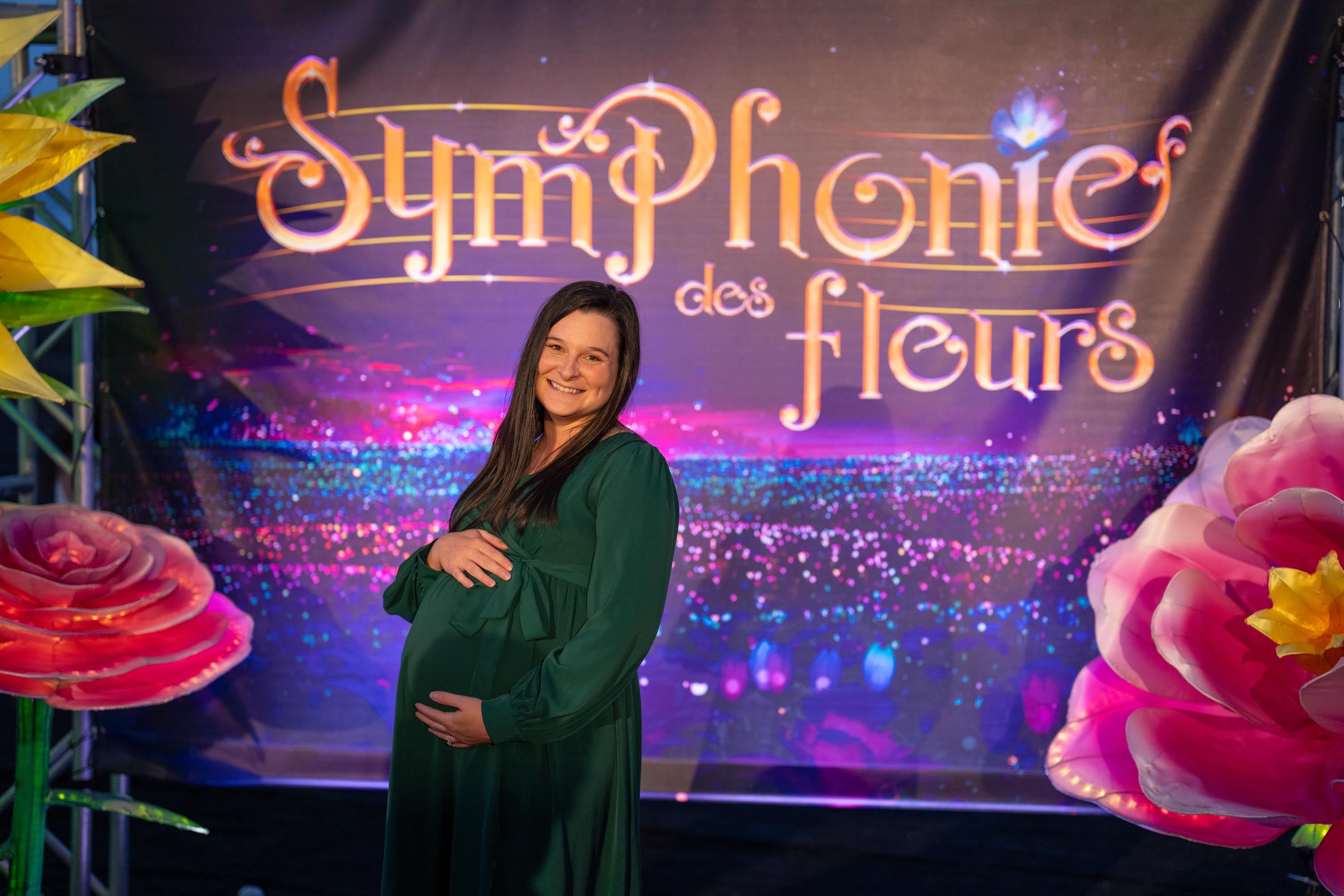 À trois semaines d'accoucher, Rosalie Taillefer-Simard rayonne sur le tapis rouge de La Symphonie des Fleurs