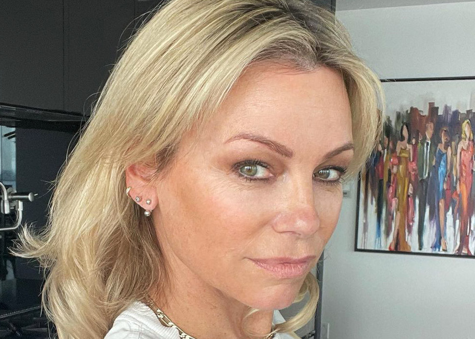 Caroline Néron présente sa nouvelle collection en tenue légère et elle est à couper le souffle