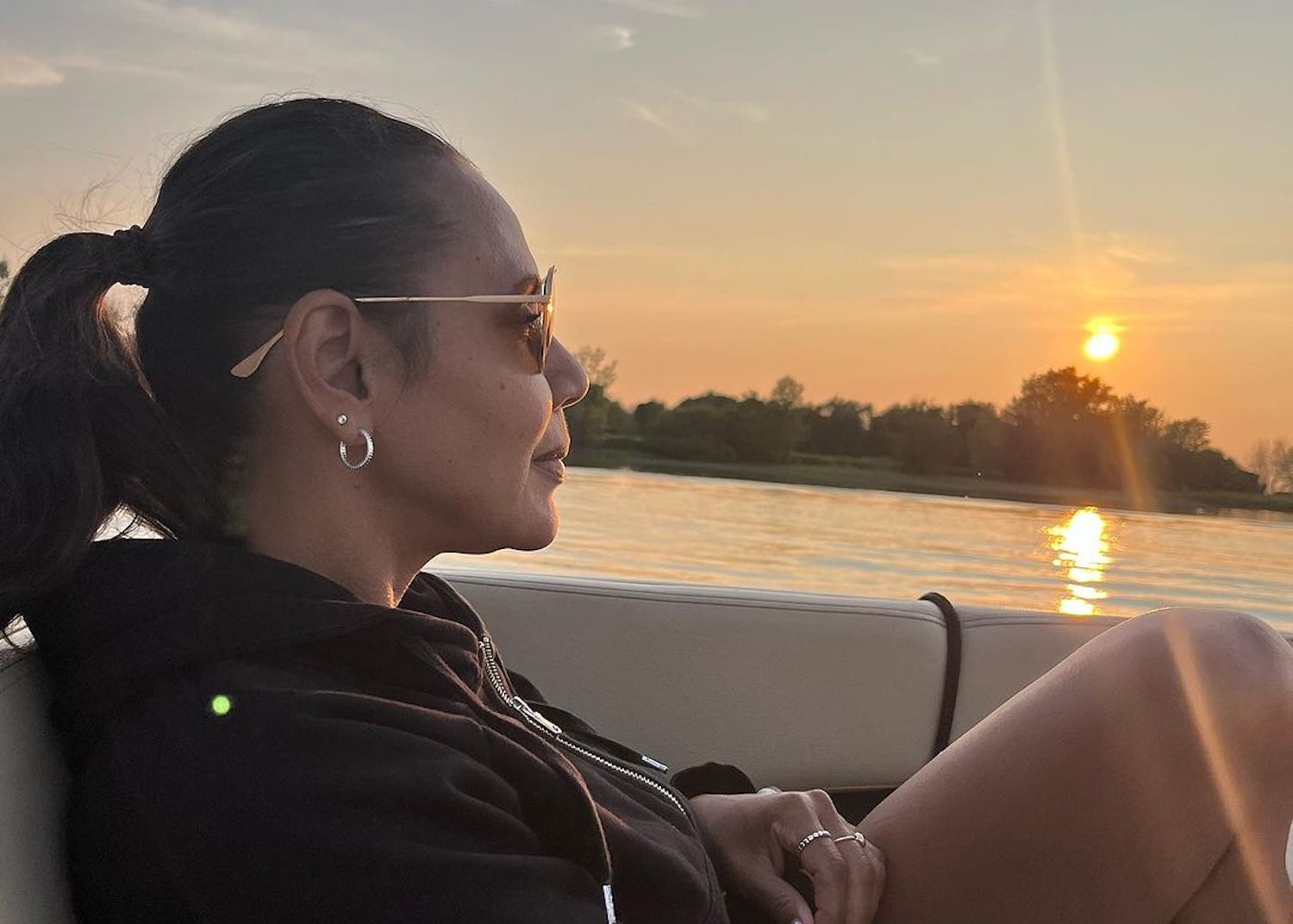 Isabelle Racicot adopte la tendance Barbie en maillot rose fluo