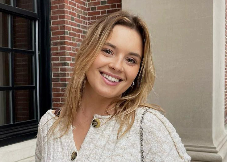 Camille Felton est à couper le souffle dans une robe légère satinée