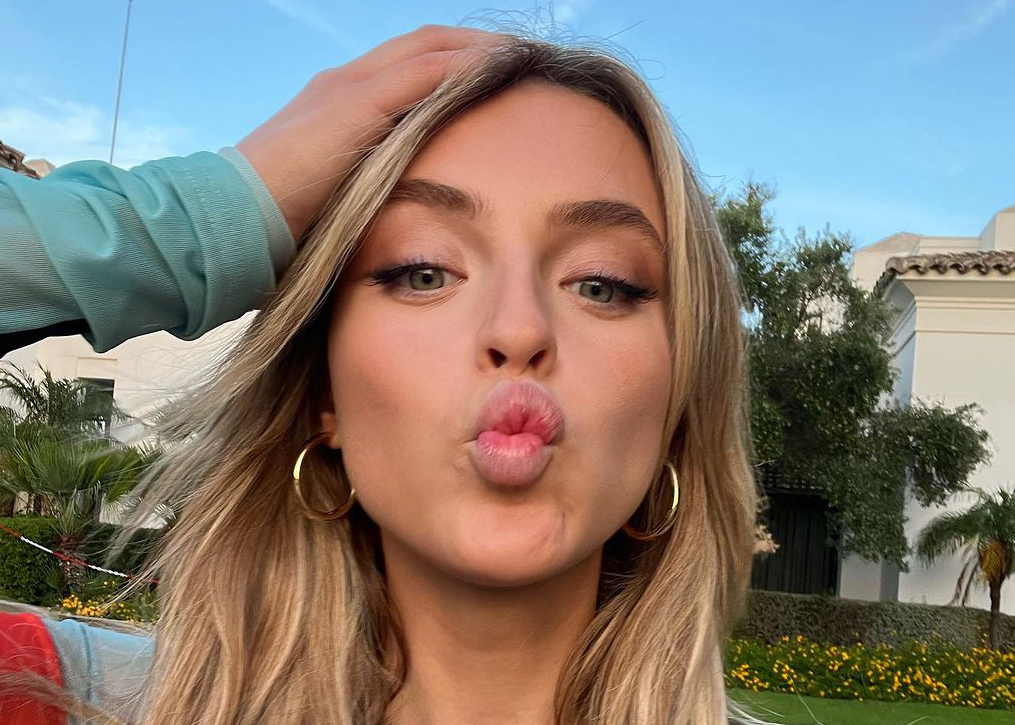 Alicia Moffet se dévoile dans un mini crop translucide