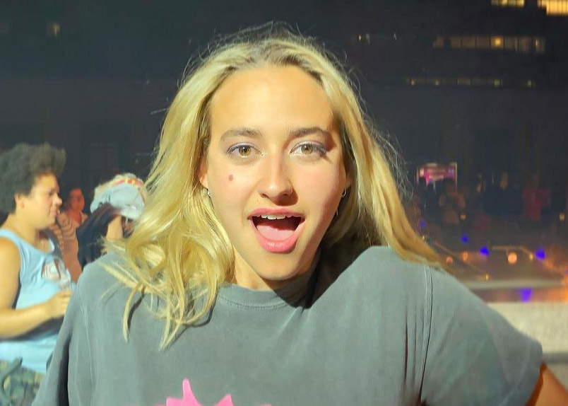 Éléonore Lagacé est à couper le souffle dans un minuscule haut papillon