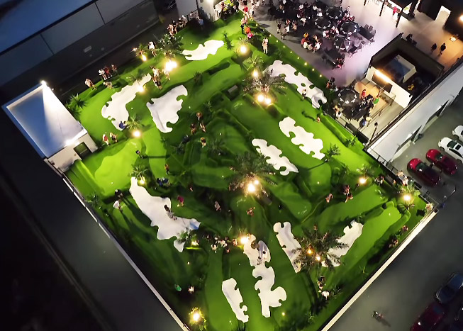 Un impressionnant miniputt sur toit vient d’ouvrir et c’est à essayer absolument!