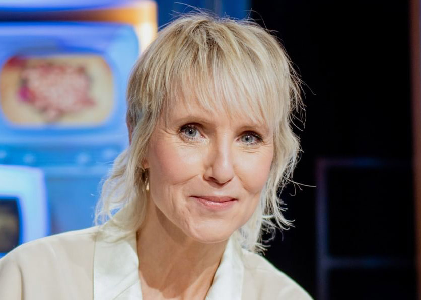 Pénélope McQuade plus rayonnante que jamais dans un ensemble fluo audacieux