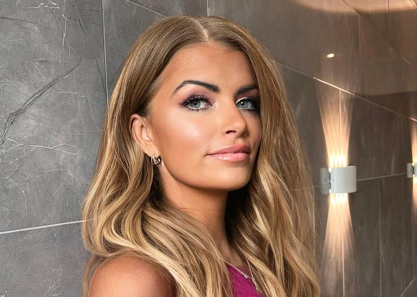 Kim Lizotte à couper le souffle dans une minirobe rose à découpes