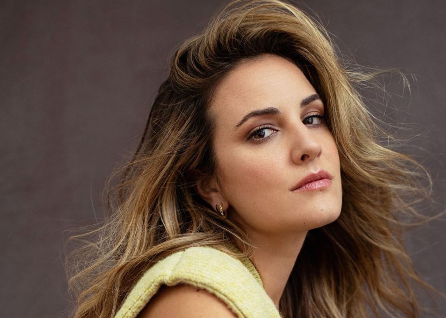 Marie-Josée Gauvin est plus éblouissante que jamais dans un ensemble en satin mauve