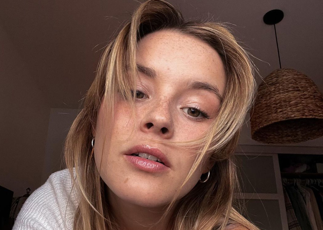 Camille Felton prend la pose en minijupe et crop top et elle est sublime!