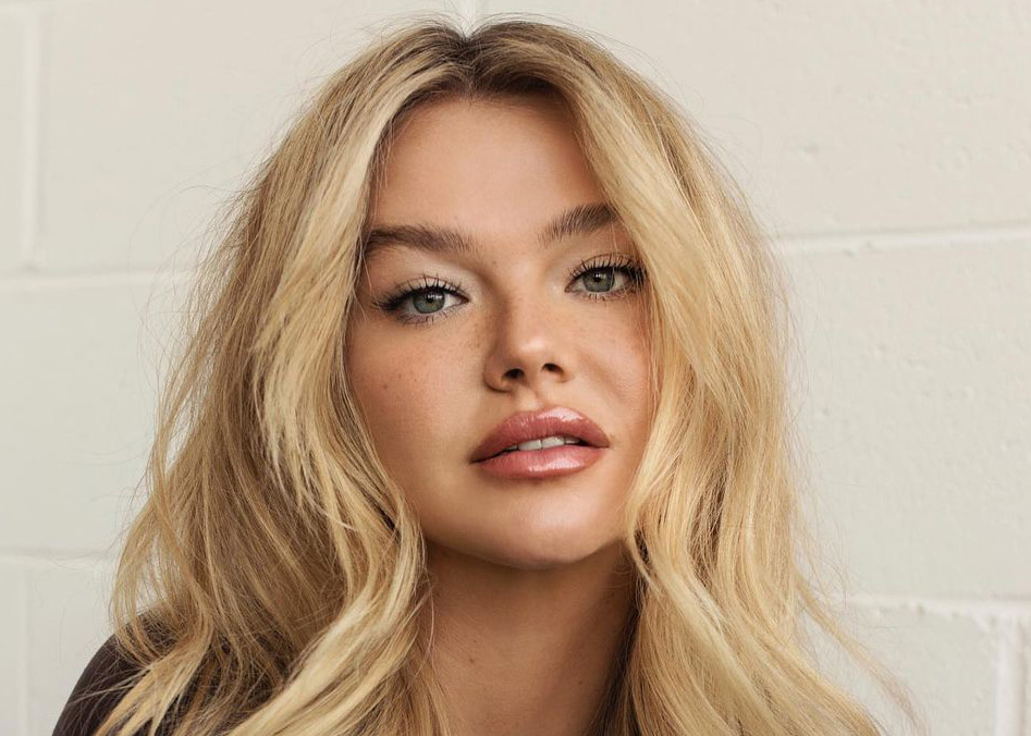 Clodelle met le feu à la toile en bodysuit échancré ultra moulant