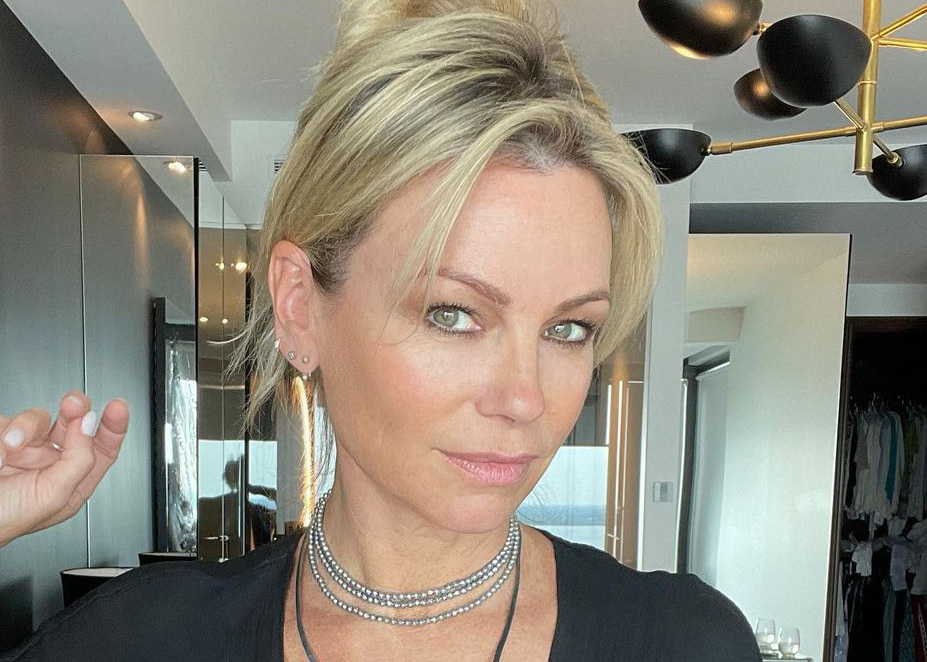 Robe en dentelle et bodysuit noir: Caroline Néron est saisissante