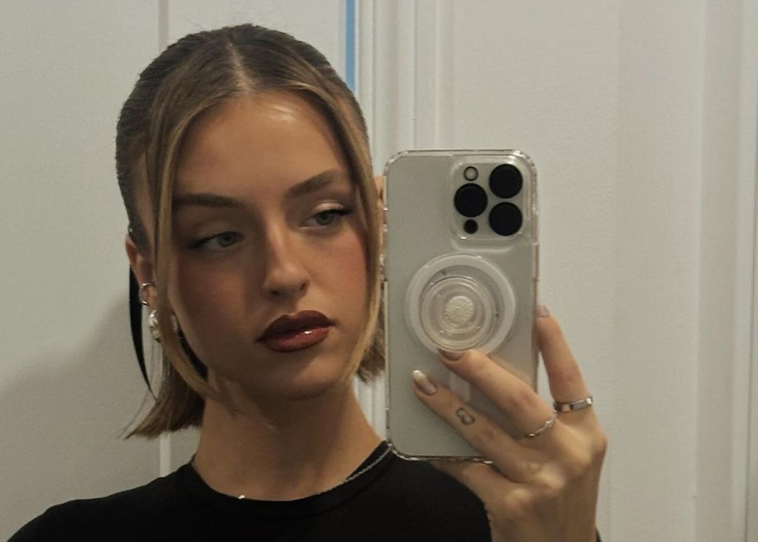 Alicia Moffet a osé un haut transparent et des pantalons baggy lors d’un spectacle