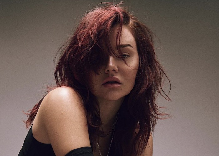 Clodelle pose sans le haut en collant rouge translucide