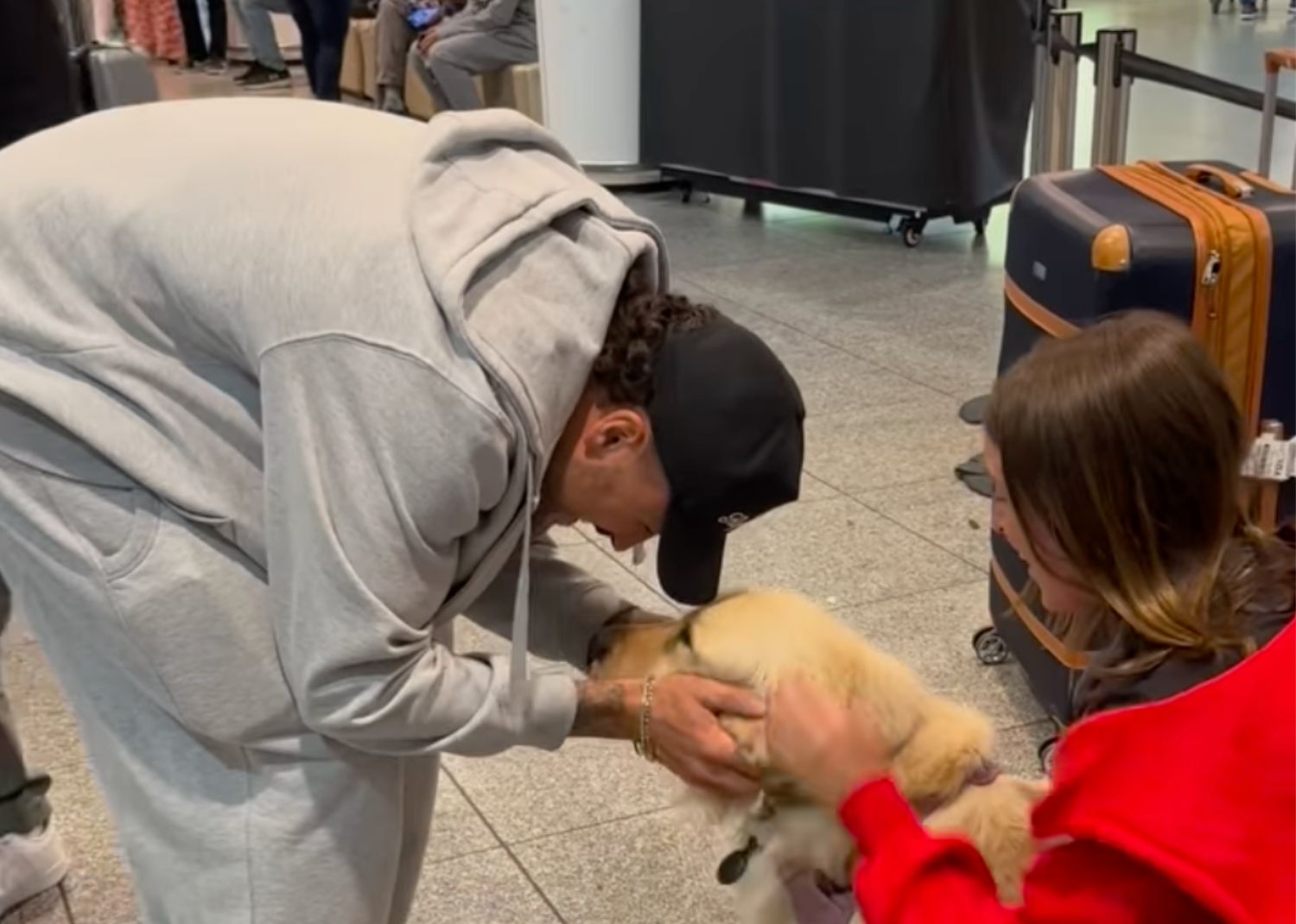 Alicia Moffet et son chien se retrouvent à l'aéroport, voyez leurs réactions