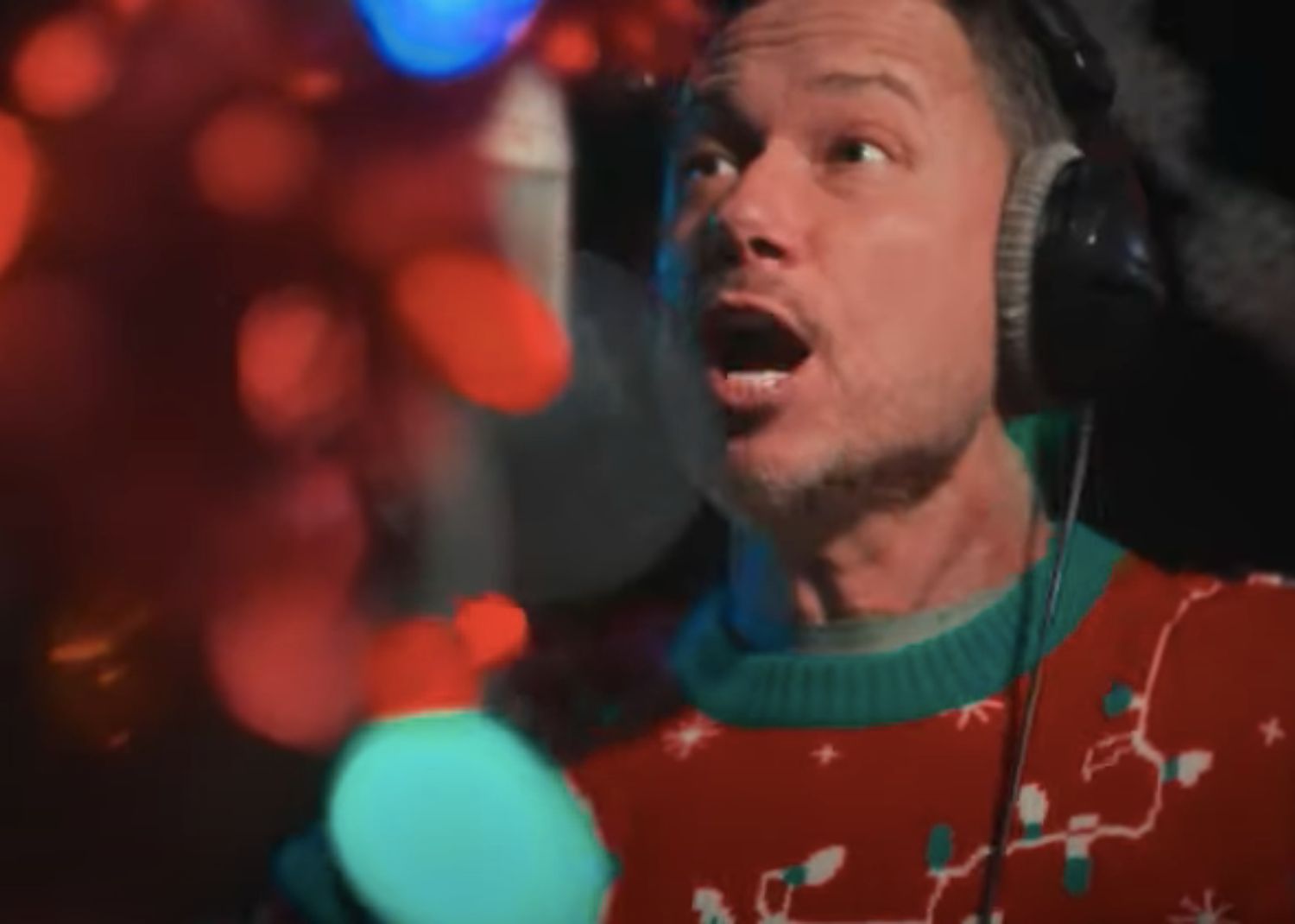 Stéphane Rousseau chante Noël et il vole le show 