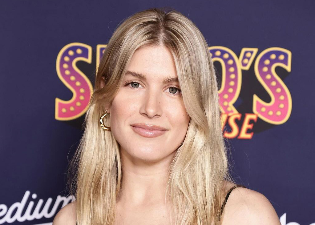 Eugenie Bouchard ne porte qu'un soutien-gorge sous son blazer dans ce look sexy