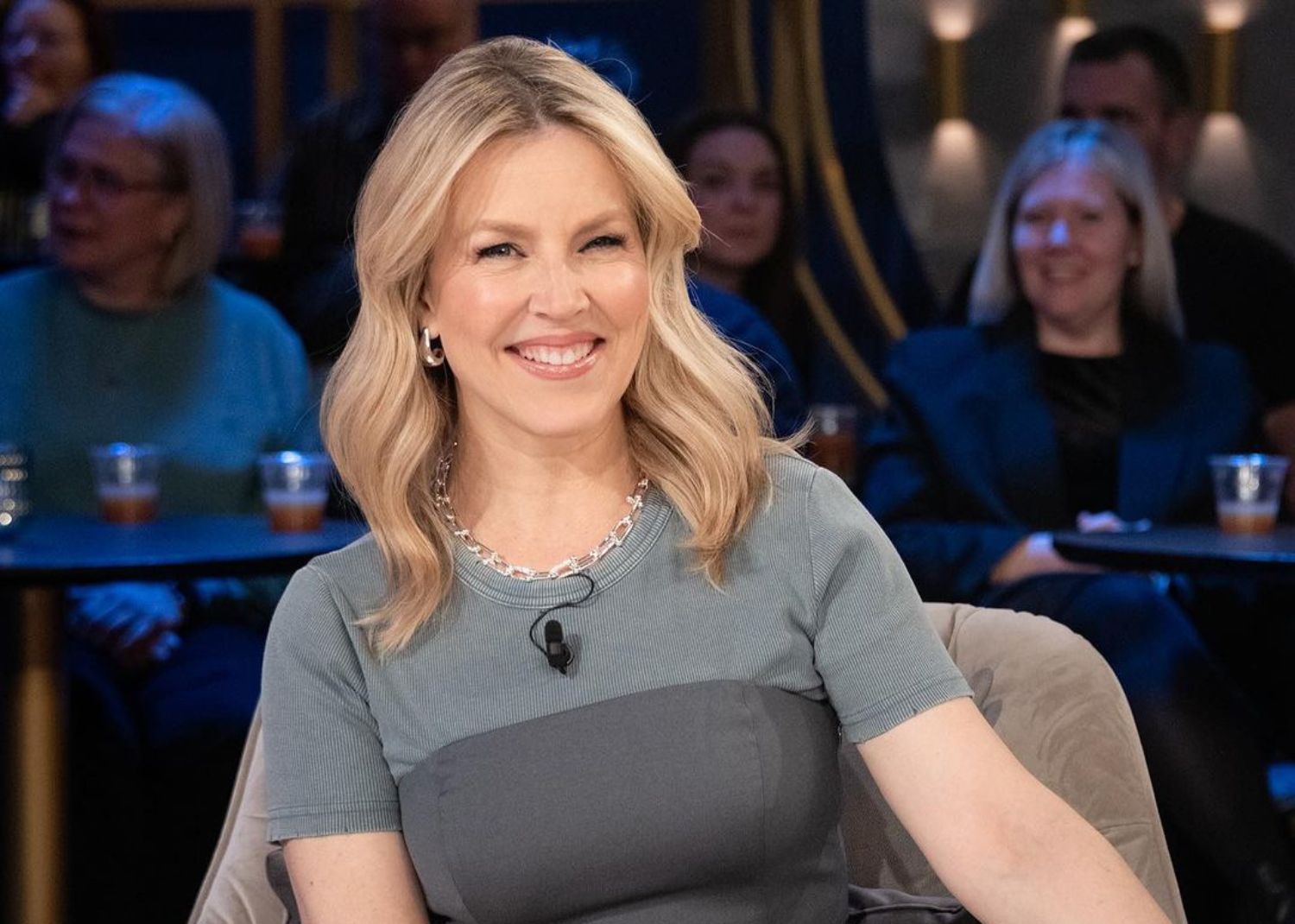 50 nuances de gris: Julie Bélanger épate avec ce corset flatteur