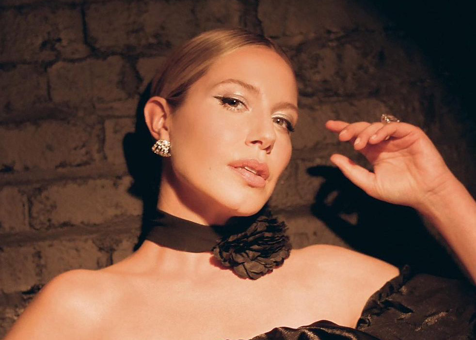 Magalie Lépine-Blondeau ensorcelante dans cette longue robe moulante