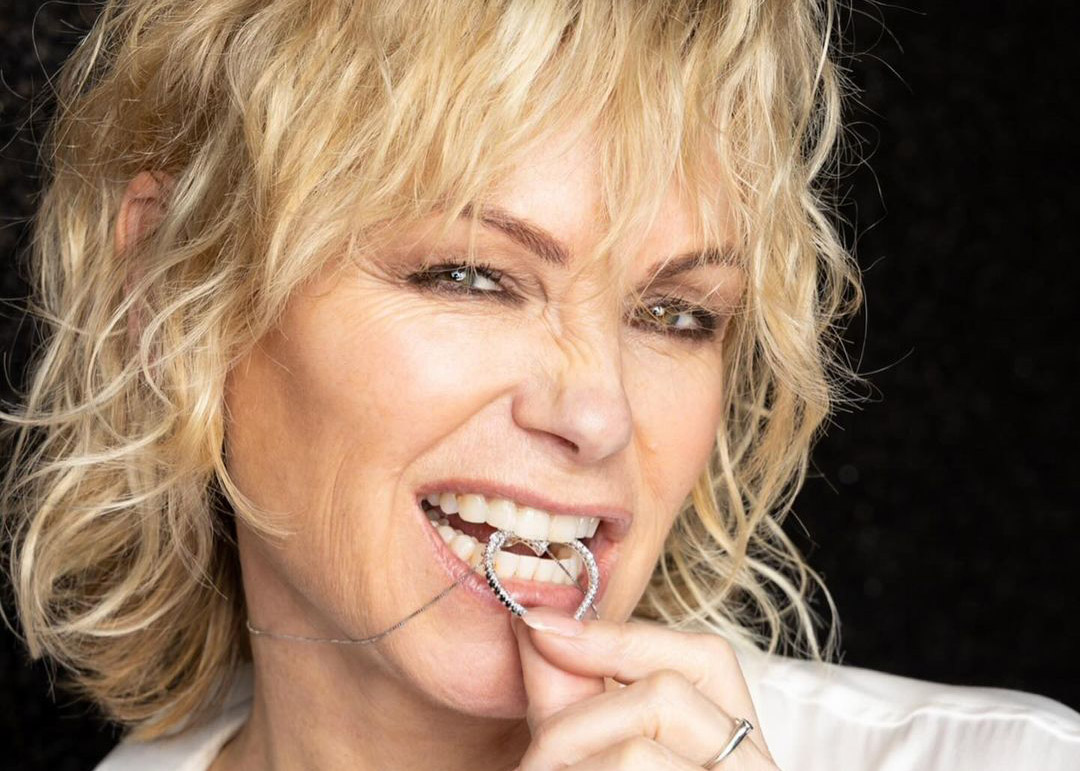 Caroline Néron perce l'écran dans une chemise entrouverte dévoilant son soutien-gorge